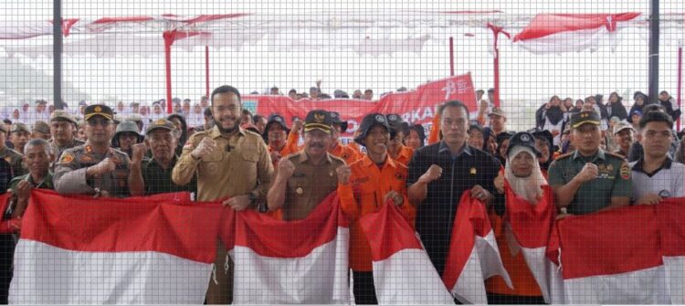 LAUNCHING GERAKAN NASIONAL— Wali Kota, Fadly Amran, didampingi Wakil Wali Kota, Asrul, Ketua DPRD, Mardiansyah, Forkopimda dan Sekretaris Daerah Kota, Sonny Budaya Putra, usai luanching gerakan nasional.