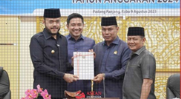 SAMPAIKAN NOTA—Wali Kota, H. Wako Fadly Amran, BBA Datuak Paduko Malano sampaikan Nota Pengantar Rancangan Kebijakan Umum Anggaran Pendapatan Belanja Daerah dan Prioritas dan Plafon Anggaran Sementara KUA PPAS Kota Padang Panjang Tahun Anggaran 2024, Rabu (9/8).
