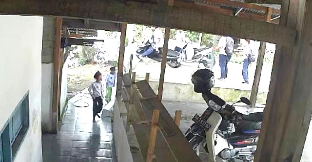 Bocah 8 Tahun Tewas Tertimpa Tembok saat Wudu, Roboh Gegara Ditabrak Motor Pelajar SMP, Pelaku Gaya-gayaan Stading malah Hilang Kendali 1 TEWAS—
Lokasi tewasnya bocah yang tertimpa tembok saat berwudu di Masjid Raya Lubuk Minturun, Kecamatan Koto Tangah. Robohnya tembok itu gegara ditabrak motor pelajar SMP.