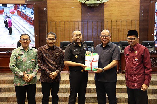 RAPAT Paripurna--DPRD  Provinsi Sumatera Barat menggelar rapat paripurna dengan agenda penyampaian nota pengantar Ranperda Perubahan APBD tahun 202