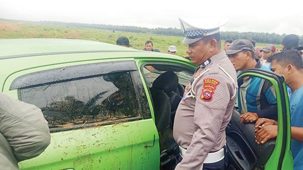 Mobil Hilang Kendali lalu Terguling ke Parit dan Tenggelam, Diduga Pecah Ban saat Kecepatan Tinggi 1 KECELAKAAN— Kondisi mobil Mitsubishi Mirage yang terguling masuk ke parit di Jorong Sikabau Nagari Koto Tinggi, Kecamatan Koto Balingka, Pasbar. Akibat kecelakaan itu, dua guru SMP meninggal dunia.