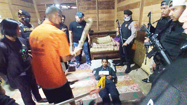 Ketahuan Mencuri, Rahmat Bunuh Mamak Sendiri, Balok Kayu Dihantamkan ke Kepala dan Mulut 1 REKONSTRUKSI—Pelaku Rahmat (35) memperagakan adegan pembunuhan terhadap mamaknya sendiri saat rekonstruksi yang digelar Polres Payakumbuh.