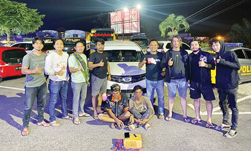 2 Bandit Narkoba Kepergok Transkasi di Parkiran RSUD, 3 Kg Daun Ganja Kering Disita Polisi 1 NARKOBA— Pelaku AN (29) dan DEP (35)
yang kepergok transaksi di parkiran RSUD diamankan di Mapolres Sijunjung.