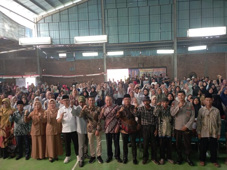 Anggota DPR RI Suir Syam foto bersama masyarakat, usai sosialisasi Germas tentang stunting. (chandra antoni)