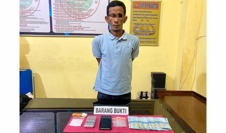 Bandar Sabu Ditangkap, Diciduk Saat Asyik Main Slot Domino 1 BANDAR SABU— Tim Opsnal Sapu Jagat, Polres Pessel mengamankan FR (40) diduga Bandar sabu di di Kampung Hilalang Inderapura, Kecamatan Pancung Soal, Kabupaten Pesisir Selatan, Rabu (20/9) dinihari.