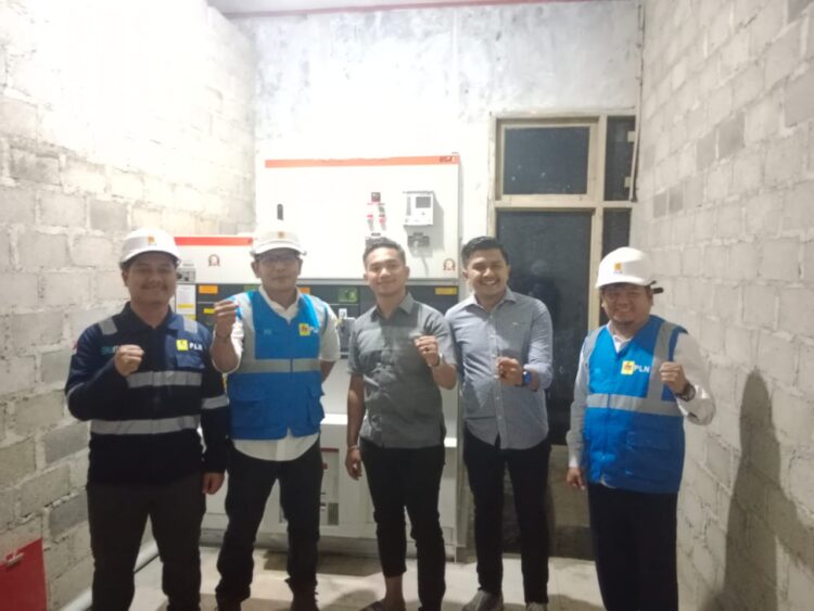 Beralih ke Listrik PLN, PT Sangir Efisien Hingga 60% 1 PENYAMBUNGUNAN— PLN Unit Pelaksana Pelayanan Pelanggan (UP3) Solok lakukan penyambungan baru listrik ke PT Sangir Putra Reksindo.