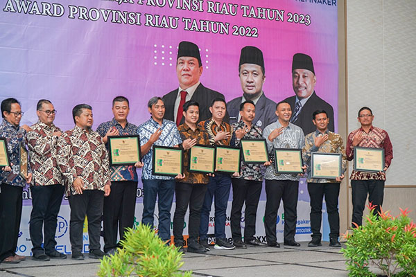 PENGHARGAAN— PLN UIP Sumbagteng dan PLN UPP Sumbagteng 1 Raih Penghargaan Kecelakaan Nihil 2023.