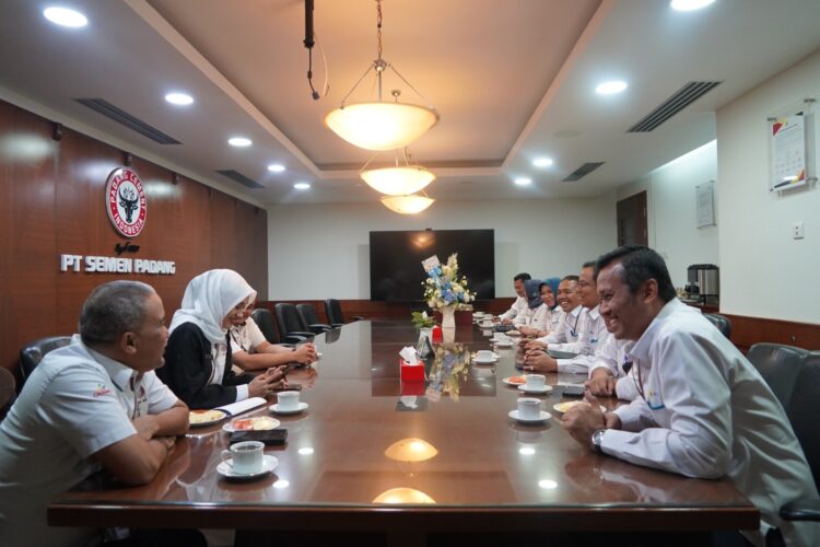 HPN--Rayakan Hari Pelanggan Nasional (HPN) yang diperingati setiap tanggal 4 September, PT PLN (Persero) Unit Induk Distribusi (UID) Sumatera Barat sambangi PT Semen Padang, Senin (04/09).(hsb/rel)