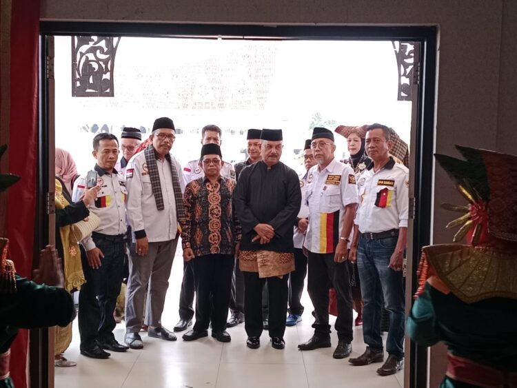 KBRT Lakukan Rapimnas I dan Lantik Pengurus DPW Sumbar 1 RAPIMNAS--Keluarga Besar Rang Tanjung (KBRT) melakukan rapat pimpinan nasional (Rapimnas).
