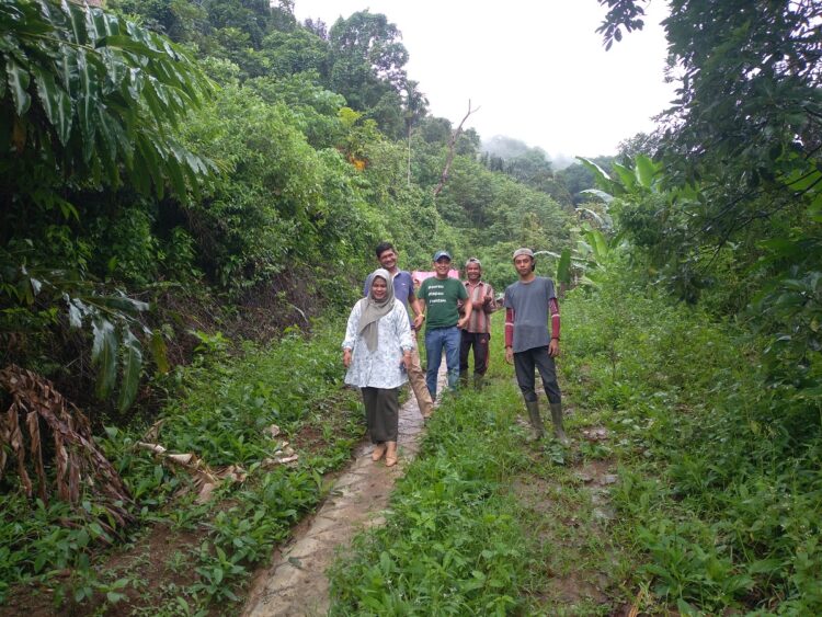 Sherly akan Bantu Jalan Usaha Tani Keltan Saiyo Kajai Rp200 juta 1 PENINJAUAN JALAN— Sherly Puspita Indah Sari, Anggota DPRD Pasbar, meninjau goro jalan usaha tani Keltan Saiyo Kajai dan akan membantu pembanguan jalan untuk tahun 2024