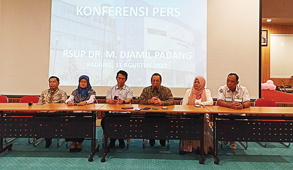 KONFERENSI PERS— Dirut RSUP Dr. M. Djamil, Dr dr H Dovy Djanas SpOG KFM MARS, saat memberikan pemaparan dalam konferensi pers, mengenai keberhasilan operasi yang dilakukan pada pasien dengan skoliosis berat di Kota Padang, Kamis (31/8).