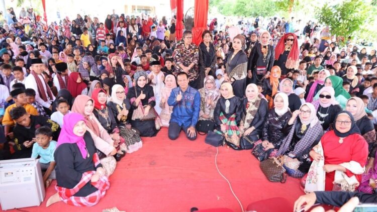 SANTUNAN ANAK YATIM— Wali Kota Pariaman H Genius Umar bersama anak yatim serahkan santunan saat kegiatan tahlilan artis kondang almarhum Elly Kasim.