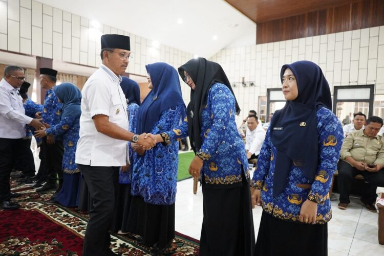 SALAM—Bupati Solok Selatan Khairunas bersalaman dengan para pejabat yang baru dilantik.