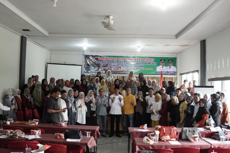 1.645 Pelaku Usaha sudah Mendaftar NIB di DPMPTSP 1 SOSIALISASI—Bupati Limapuluh Kota Safarudi berfoto bersama dengan pelaku UMKM saat kegiatan sosialisasi terkait izin usaha.