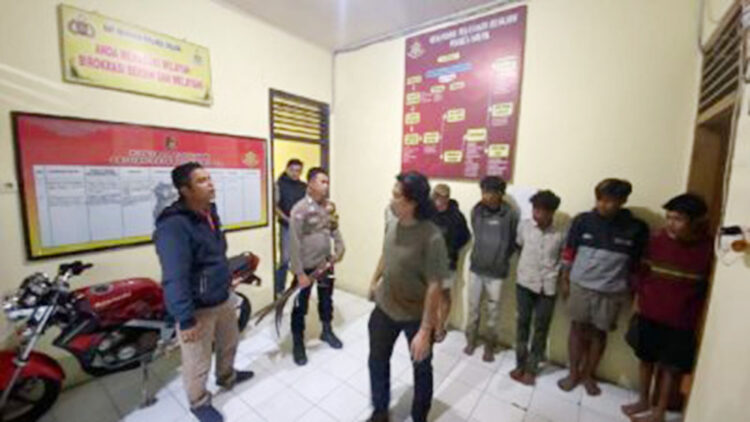 7 Pelaku Tawuran dan Balap Liar Ditangkap, Polisi Sita Samurai dan Klewang 1 TAWURAN— Jajaran Polres Solok mengamankan tujuh remaja yang terlibat aksi tawuran dan balap liar dengan barang bukti senjata tajam jenis samurai
serta klewang.