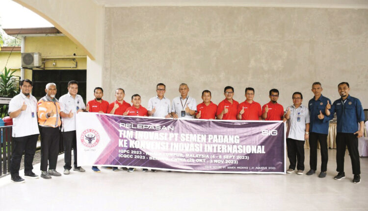 Ikuti Ajang IQPC Kuala Lumpur dan ICQCC Beijing, Dua Tim Inovasi PT Semen Padang Targetkan Juara 1 PELEPASAN TIM INOVASI— Dirut PT Semen Padang Asri Mukhtar Dt Tumangguang Basa dan Direktur Operasional Indrieffouny Indra, melepas dua tim inovasi yang akan berangkat menuju Kualu Lumpur dan Beijing, di Club House Lapangan Golf PT Semen Padang.