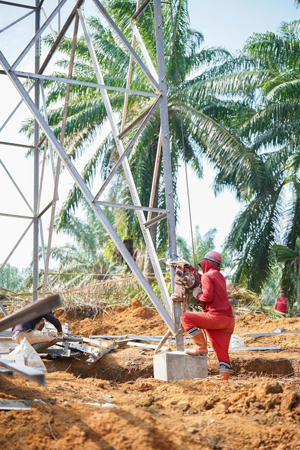 PEMBANGUNAN— Pekerjaan pembangunan infrastruktur ketenagalistrikan.