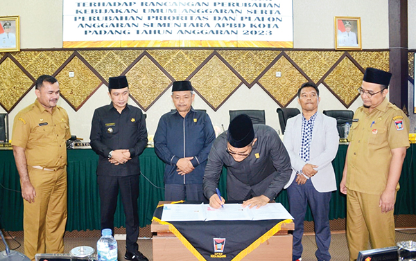 Rapat Paripurna DPRD Kota Padang, Perubahan KUA-PPAS APBD 2023 Disetujui 1 menandatangani— Ketua DPRD Kota Padang Syafrial Kani menandatangani persetujuan Perubahan KUA serta Perubahan PPASAPBD Kota Padang Tahun Anggaran (TA) 2023.