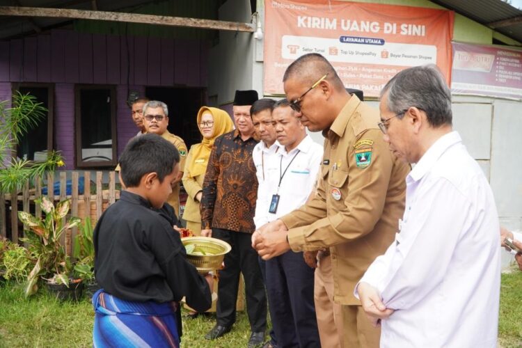 SALURKAN BANTUAN— PLN Unit Induk Distribusi (UID) Sumatera Barat salurkan bantuan Kelurahan Berdaya kepada Yayasan Anak Sholeh 85 Pasie Nan Tigo.