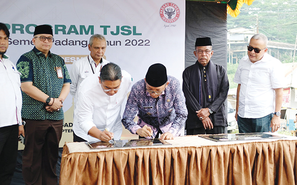 2 Masjid Senilai Rp2,3 M yang Dibangun Semen Padang Diresmikan, Wako Hendri Septa: Ini Tugas Mulia 1 TANDATANGANI PRASASTI— Direktur Supply Chain SIG Yosviandri (kiri) bersama Wali Kota Padang Hendri Septa, menandatangani prasasti peresmian dua masjid di Lubuk Kilangan yang dibangun PT Semen Padang senilai Rp2,35 miliar, Kamis (14/9).