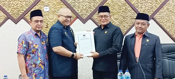 Rapat Paripurna DPRD Kota Padang, Tutup Masa Sidang II, Buka Masa Sidang III Tahun 2023 1 MENYERAHKAN— Ketua DPRD Kota Padang Syafrial Kani menyerahkan laporan hasil kerja komisi-komisi dan kegiatan reses pimpinan dan anggota DPRD Kota Padang kepada Sekda Kota Padang Andree Algamar.