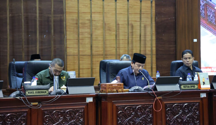 Fraksi-Fraksi DPRD Sumbar Sampaikan Pandangan Umum Ranperda Perubahan APBD 2023 1 dipimpin--Rapat Paripurna dipimpin wakil ketua DPRD Sumbar, Suwirpen Suib didampingi wakil ketua Indra Datuak Rajo Lelo. Sementara dari pihak Pemprov Sumbar dihadiri Wakil Gubernur Audy Joinaldy.