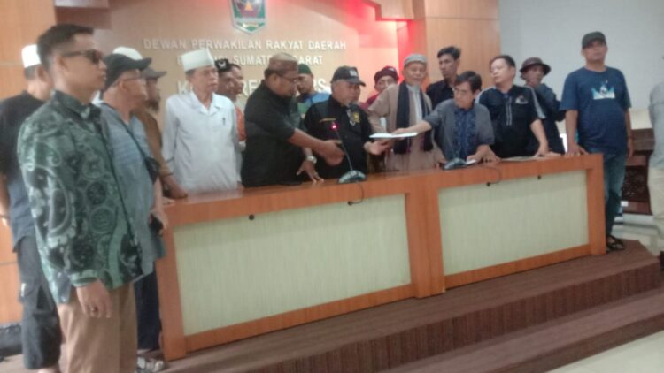 Sengketa Program Proyek Strategis Nasional di Air Bangis, FMM Minta Pemprov Pro Rakyat 1 SAMPAIKAN ASPIRASI— Puluhan anggota Forum Masyarakat Minangkabau (FMM) mendatangi kantor DPRD Sumbar, menyampaikan aspirasi terkait konflik agraria di pulau Rempang, Batam dan di Air Bangis Pasaman Barat.