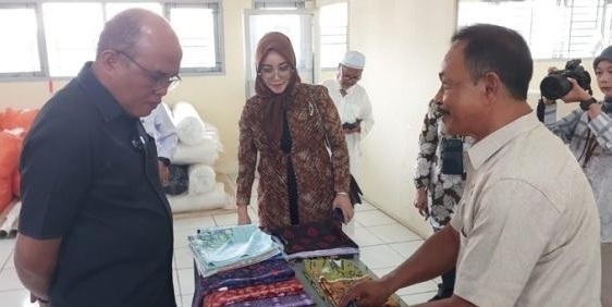 Melatih Jadi Wirausaha, Siswa Diajari Membatik, Ketua DPRD Dukung Batik Lumpo 1 MENINJAU--Ketua DPRD Sumbar, Supardi meninjau workshop Batik Lumpo.