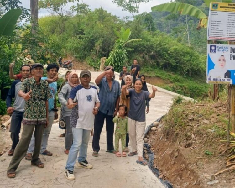 KEBAHAGIAAN WARGA— Ketua Pemuda Padang Tangah, Jajaran Tantaman, Nagari Tigo Koto, Silungkang, Kelana Mahendra bersama warga bahagia karena jalan kampung mereka dibangun, setelah menanti hampir 30 tahun.