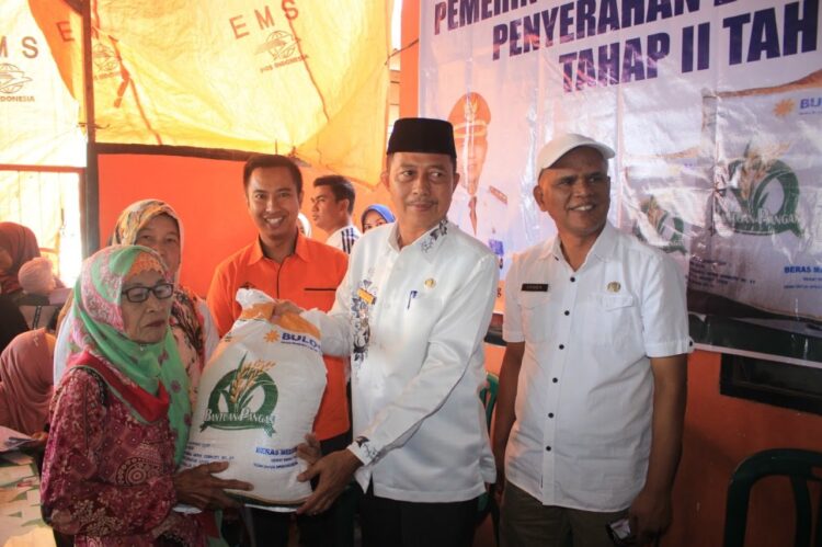 BANTUAN PANGAN— Wabup Pasbar H.Risnawanto,didampingi Kadis Ketahanan Pangan Drh. Eka diana Oktavia, saat membarikan bantuan program cadangan pangan.