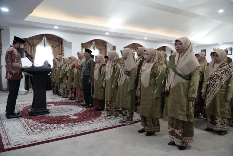 Wako Fadly Amran Kukuhkan Pengurus KKKS SD 1 PELANTIKAN— Wali Kota, H. Fadly Amran, BBA Datuak Paduko Malano melantik Pengurus Kelompok Kerja Kepala Sekolah (KKKS), Kamis (7/9), di Pendopo Rumah Dinas Wali Kota.