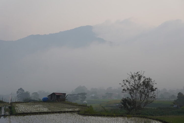 Kondisi Udara Kategori Sedang, Masyarakat Kelompok Sensitif Diimbau tidak Keluar Rumah 1 BERKABUT—Beginilah kondisi udara di Kota Padang Panjang berkabut oleh pemko warga dilarang keluar rumah. UPTD Laboratorium Lingkungan Hidup Kota Padang Panjang menyebutkan hasil perhitungan ISPU menunjukkan hasil 67.80 dengan kategori sedang.