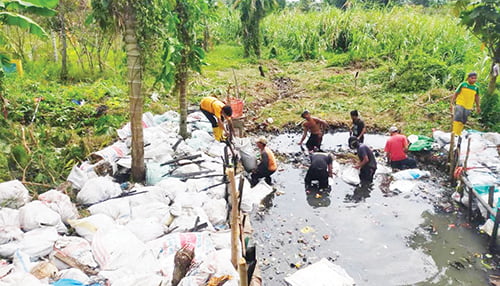 “Padang Bergoro” Bersihkan Sampah di Saluran Sekunder Tanjungberok 1 BERSIHKAN SALURAN PEMBUANGAN— Warga bersama ASN Pemko Padang melakukan goro bersama membersihkan lingkungan serta saluran sekunder tersumbat yang mengakibatkan sering terjadi genangan air ketika hujan.