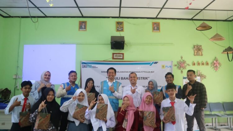 Peduli Bahaya Listrik, PLN Edukasi Siswa SMK N 1 Sawahlunto 1 HADIR di SEKOLAH--PLN Unit Pelaksana Pelayanan Pelanggan (UP3) Solok kembali hadir di sekolah. Kali ini kepada 60 siswa SMK Negeri 1 Sawahlunto.