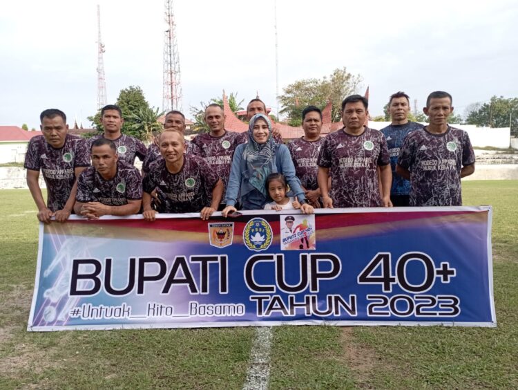Piala Bupati Ditabuh, Padang Ganting dan X Koto Raih Poin Penuh 1 Tim Kecamatan Rambatan yang dikalahkan Kecamatan X Koto berpose sebelum pertandingan. (chandra antoni)