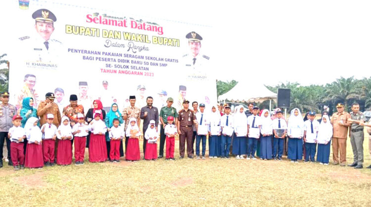 Pemkab Solsel Beri Seragam Gratis untuk Pelajar 1 BUPATI Solsel Khairunas, Wabup Yulian Efi Ketua DPRD, Sekda dan asisten Kadis Pendidikan foto bersama siswa SD dan SMP usai penyaluran seragam gratis.
