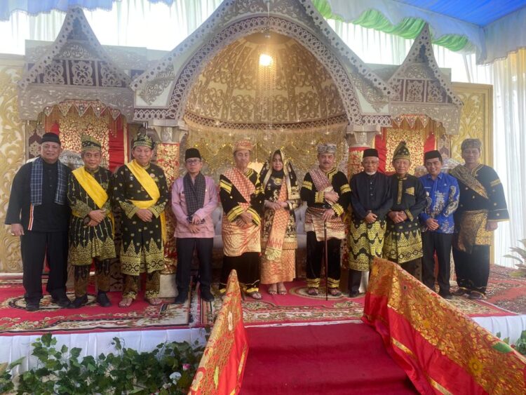 Gubernur Riau Drs.H. Syamsuar, M.Si, Terima Gelar Dt.Rajo Nan Sati Alam Batuah 1 5194e1f7 6a37 4fd8 bc81 4efadfd246b2