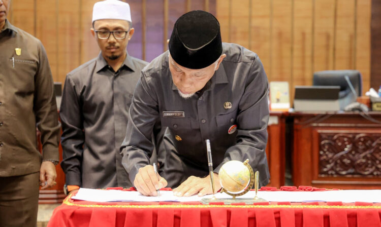 Perubahan KUA -PPAS Tahun 2023 Disepakati, Pendapatan Daerah Ditargetkan Rp. 6,51 Triliun 1 Gubernur Sumbar Mahyeldi menandatangani nota kesepakatan bersama dalam rapat paripurna DPRD pengambilan keputusan terhadap rancangan perubahan KUA dan PPAS Provinsi Sumatera Barat tahun anggaran 2023.