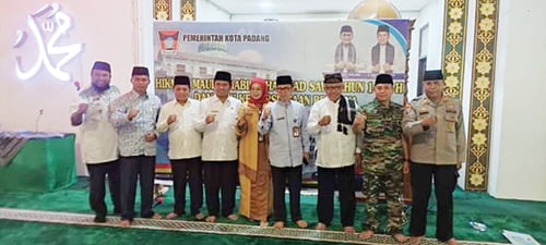 Saatnya Introspeksi dan Meneladani Akhlak Rasulullah 1 PERINGATAN MAULID— Asisten I Pemko Padang, Edi Hasyimi bersama sejumlah pejabat Pemko dan ASN berfoto bersama usai peringatan Maulid Nabi Muhammad SAW 1445 Hijriah, di Masjid Nurul Agung Iman, Jumat (29/9).