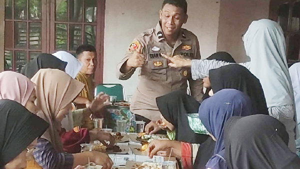 Aipda Dian WR “Balanjuang” Bersama Anak Yatim dan Orang Tua 1 BALANJUANG— Anggota Reskrim Polsek Lubuk Begalung Aipda Dian Wihendro Ratno, balanjuang bersama anak yatim dan orang tua dalam program JBB, di Yayasan Berkah AmalSalih (BAS), Kelurahan Banuaran Nan XX, Kecamatan Lubuk Begalung.