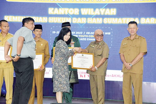 Aktif Mendukung Program KI, Agam Diganjar Penghargaan Kemenkumham RI 1 PIAGAM PENGHARGAAN— Dirjen Kekayaan Intelektual Kemenkumham, Min Usihen menyerahkan piagam penghargaan kepada Sekda Agam Edi Busti, Selasa (19/9).