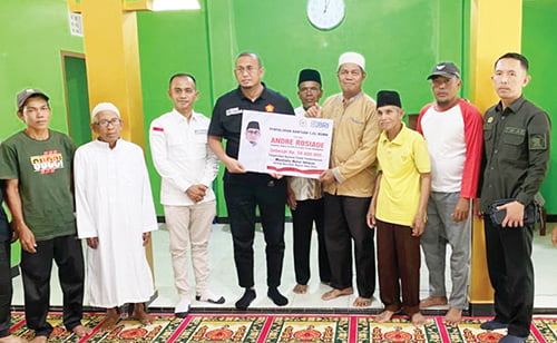 BANTUAN MUSHALLA— Anggota DPR RI Andre Rosiade berdialog sekaligus menyerahkan bantuan untuk pembangunan Mushalla Nurul Ikhwan, Jorong Berangin, Kecamatan Koto Baru, Kabupaten Dharmasraya.