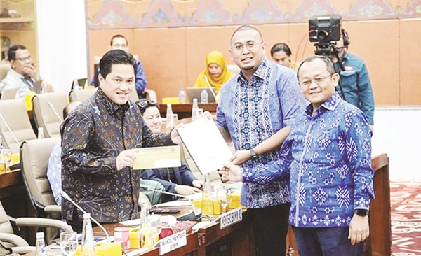 Andre Rosiade Dorong Pengembangan RSUP M Djamil 1 Serahkan— Anggota Komisi VI DPR RI Andre Rosiade menyerahkan surat ke Erick Thohir.
