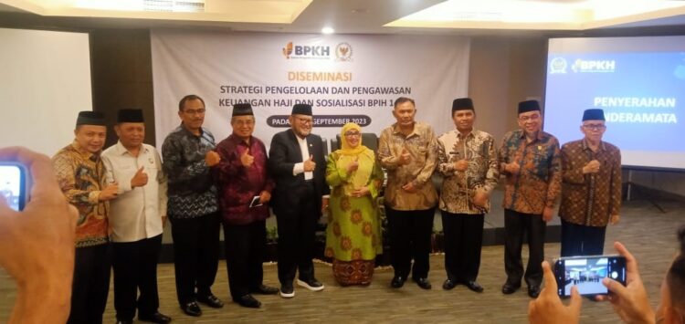 Anggota DPR RI Asli Chaidir Resah, Daftar Tunggu Lama, Biaya Haji semakin Meningkat 1 DESEMINASI STRATEGI PENGELOLAAN HAJI— Anggota DPR RI Komisi 8, Asli Chaidir saat kegiatan Desiminasi Strategi Pengelolaan dan Pengawasan Keuangan Haji dan Sosialisasi BPKH, Kamis 14 9 di salah satu hotel di Padang.