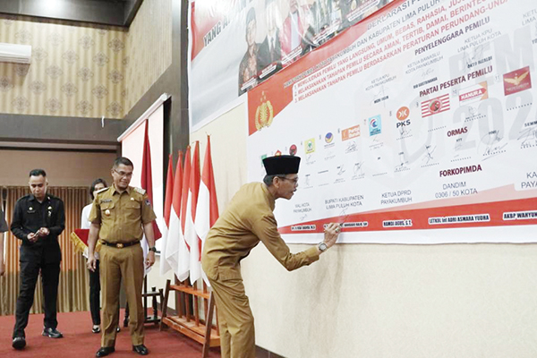 TANDATANGAN— Bupati Lima Puluh Kota, Safaruddin tandatangani deklarasi pemilu damai 2024, Selasa (5/9).