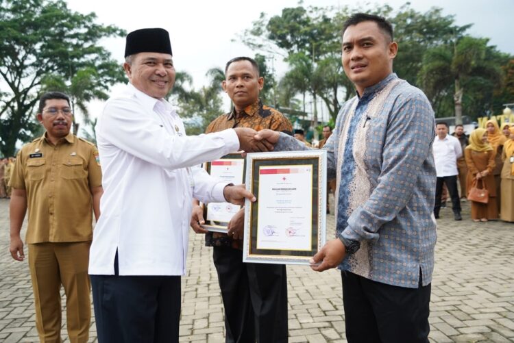 Pemkab Solok Selatan Dorong Masyarakat Donor Darah 1 SERAHKAN SERTIFIKAT— Asisten 1 Sekdakab Solok Selatan Efi Yandri, menyerahkan sertifikat pada salah seorang pendonor darah.