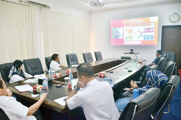 Asisten III Setda Agam ikuti Rakor Penguatan APIP 1 ZOOM MEETING— Rapat Koordinasi Penguatan APIP Daerah Secara Nasional secara Zoom Metting di Ruang Rapat Bupati Agam, Rabu (13/9), dipimpin oleh Asisten III, Andrinaldi.