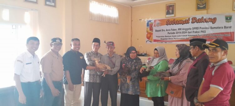 BANTUAN AYAM LOKAL— Anggota Komisi III DPRD Sumbar, H Asra Faber menyerahkan bantuan ayam lokal kepada pengurus KWT.