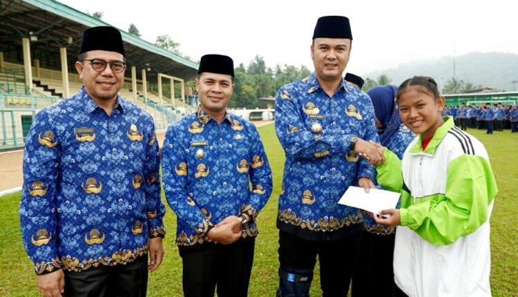 Atlet Tinju Sijunjung Roza Lina Sari Terima Bonus 1 SERAHKAN BONUS— Bupati Sijunjung, Benny Dwifa Yuswir, S.STP, M.Si disaksikan Wakil Bupati, H. Iraddatillah, S.Pt, Sekdakab, Dr. Zefnihan, AP. M.Si dan Ketua Pertina Sijunjung diwakili Sukardi Ray serahkan bonus untuk atlet Roza Lina Sari.