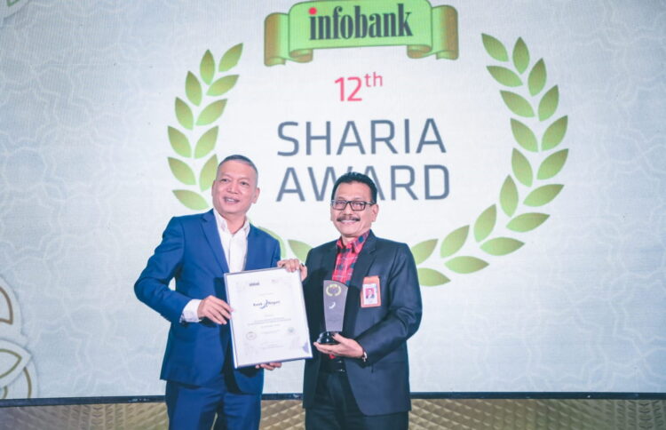 TERIMA AWARD— Dirut Bank Nagari Muhamad Irsyas menerima penghargaan dari Chairman Infobank Media Group, Eko B. Supariyanto dalam kegiatan Infobank 12th Sharia Award 2023, di Bali Room Hotel Indonesia Kempinski Jakarta, Rabu (27/9).